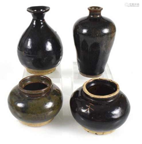 Zwei Vasen und zwei Keramikgefäße mit schwarzer Glasur