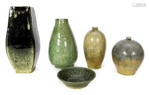 Vier Vasen und eine Schale, u. a. aus Shiwan-Ware