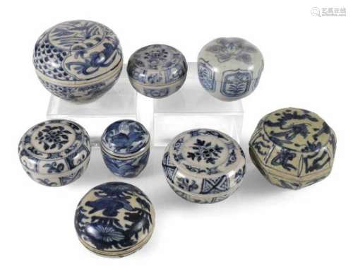 Acht Deckeldosen aus Porzellan mit blau-weißem Dekor