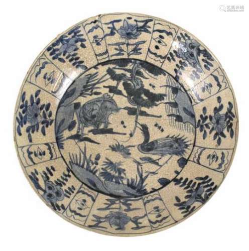 Teller aus Porzellan mit unterglasurblauem Tierdekor