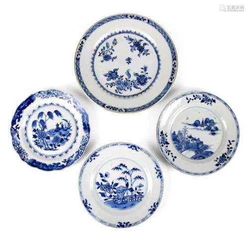 Vier Export-Porzellan-Teller mit blau-weißem Dekor