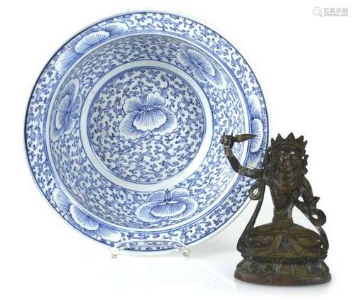 Blau-weiß dekorierte Porzellanschale und eine kleine Bronze des Manjushri