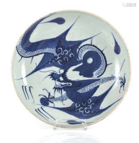 Blau-weiß dekorierter Drachenteller aus Porzellan