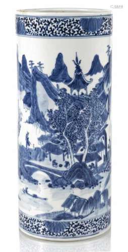 Zylindrische Vase aus Porzellan mit unterglasurblauem Landschaftsdekor