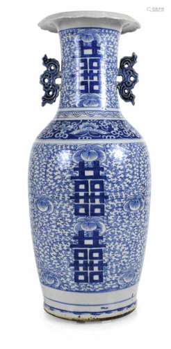 Bodenvase aus Porzellan mit blau-weißem Shuangxi-Dekor und seitlichen Handhaben