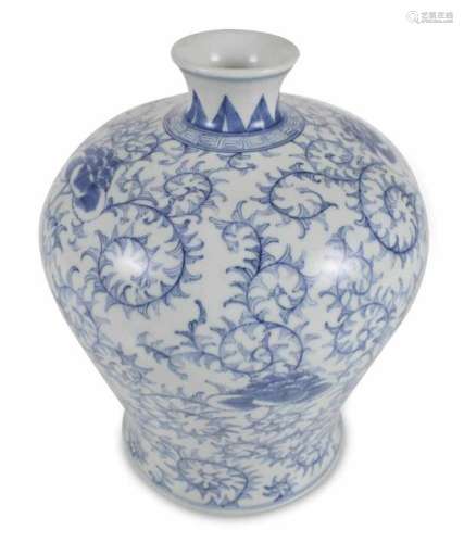 Porzellanvase mit blau-weißem Rankendekor, Meiping