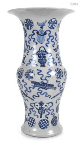 'Gu'-förmige Porzellanvase mit blau-weißem Dekor von Antiquitäten