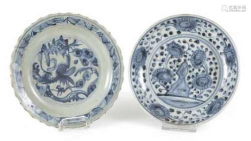 Zwei kleine Porzellanteller mit blau-weißem Dekor, einer in Blütemform
