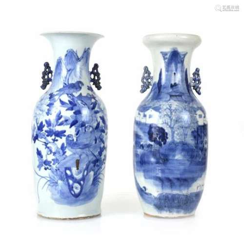 Zwei Bodenvasen aus Porzellan mit unterglasurblauem Dekor einer Landschaft bzw. Federvieh