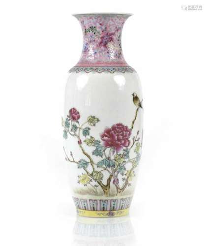 Kleine 'Famille rose'-Vase mit Blumen- und Vogeldekor