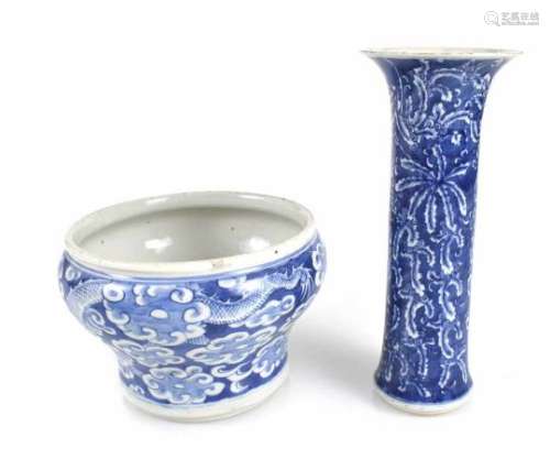Zwei Vasen aus Porzellan, eine mit Dekor von Drachen zwischen Wolken