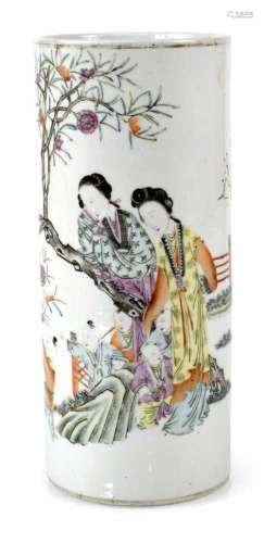 Rouleau-Vase aus Porzellan mit Dekor von Damen und Kindern