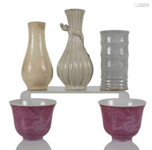 Drei Vasen und zwei Tassen aus Porzellan, die Tassen mit Drachendekor