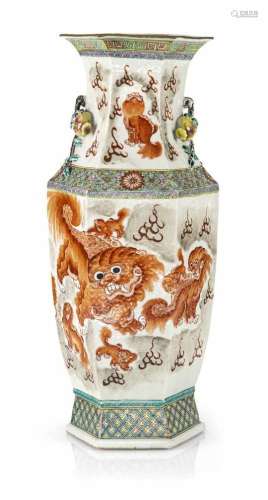 Sechseckige Vase mit Löwendekor und plastischen Granatäpfeln