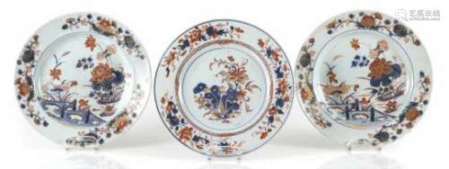 Drei Teller aus Porzellan im Imari-Stil dekoriert mit Lotos und Gartenszene