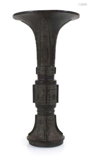 Archaistische Bronzevase in 'gu'-Form