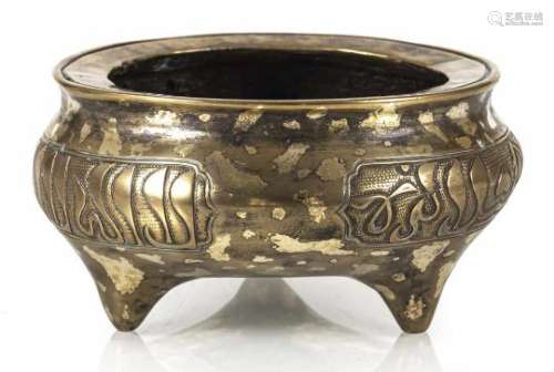 Weihrauchbrenner mit arabischer Inschrift und Goldflecken aus Bronze