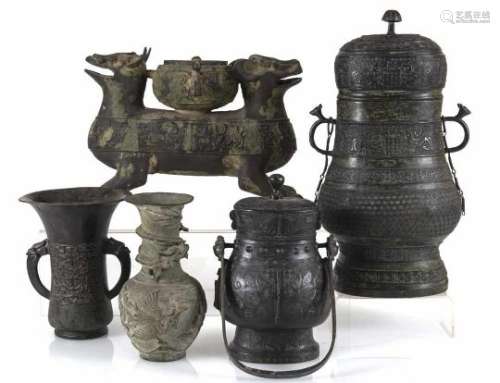 Gruppe von fünf Bronzen im archaischen Stil