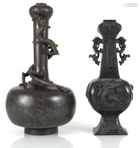 Zwei Bronzevasen mit Drachen in Relief