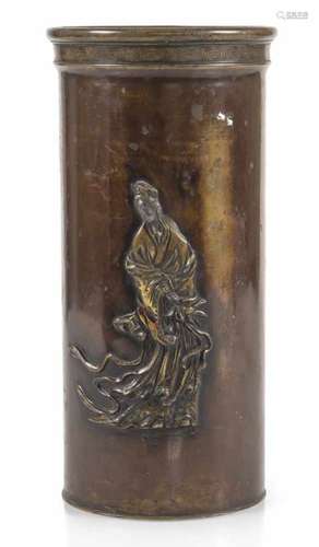 Bronzevase mit Guanyin in Relief