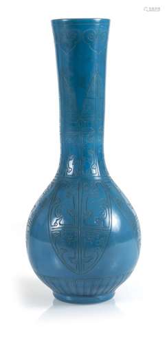 Leuchtend blaue Vase aus Pekingglas mit graviertem Dekor im archaischen Stil