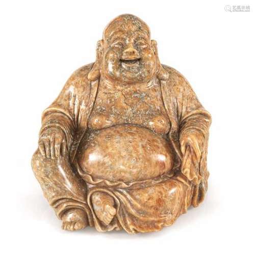 Figur des sitzenden Budai aus orangefarbenem Jaspis