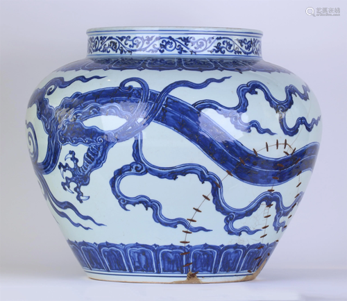 CHINESE BLUE AND WHITE PORCELAIN DRAG…