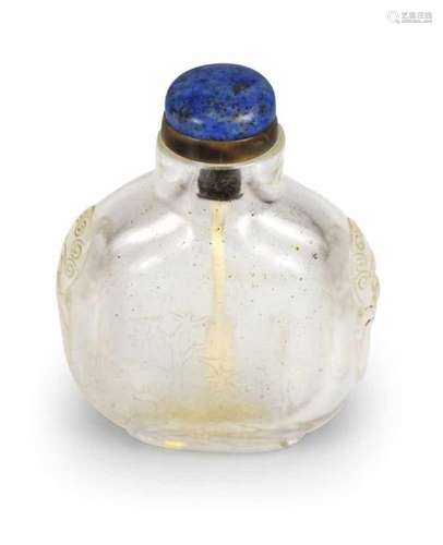 Snuffbottle aus transparentem Kristall mit Kiefer und Seelandschaft in flachem Relief