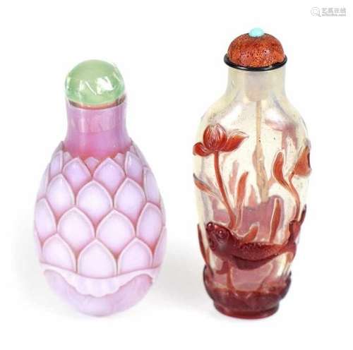 Zwei Snuffbottles aus Glas: Lotosdekor in Pink und Goldfische in rotem Überfang