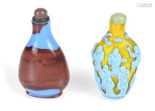 Zwei Snuffbottles aus Glas, eine mit Überfang von Luohan