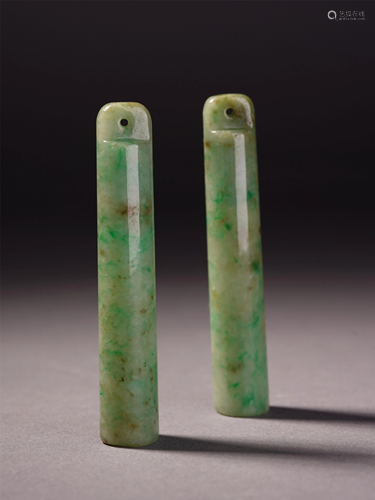 A PAIR OF CHINESE JADEITE CARVED FEATHER…