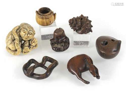 Sieben Netsuke aus Holz, Bein und Elfenbein, u. a. Pferd und Tiger