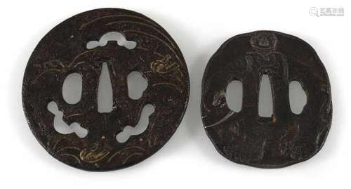 Zwei Tsuba aus Eisen mit Dekor eines Elefanten und Aufschrift bzw. Abumi und Gräser