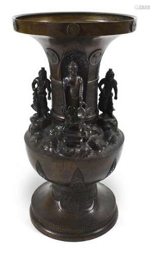 Vase aus Bronze mit Dekor des Buddha Amida, zwei Himmelswächtern und Jurojin