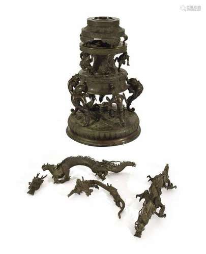 Stand aus messingfarbener Bronze mit Dekor von Fabeltieren und Drachen