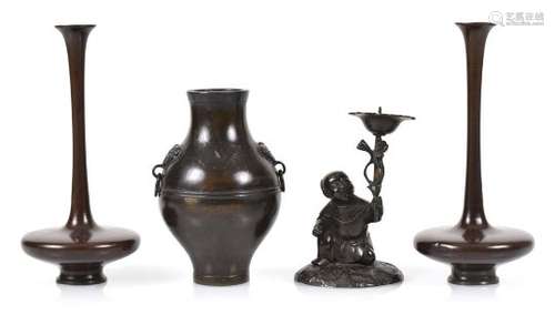 Paar Langhalsvasen, eine 'hu'-förmige Vase und ein Kerzenhalter in Knabenform aus Bronze