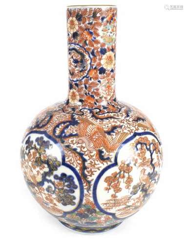 Imari-Kugelvase mit Dekor von Vögeln, Kiefern, Drachen u. a.