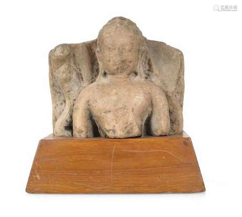 Steinskulptur des Buddha auf einem Holzsockel