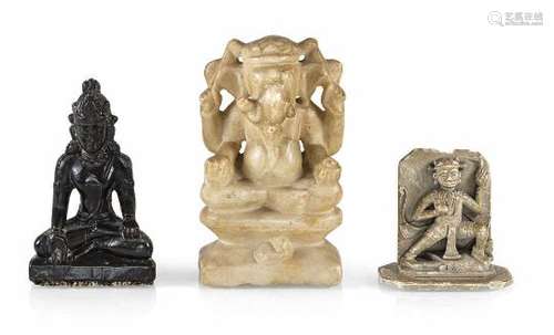 Drei Steinfiguren hinduistischer und buddhistischer Gottheiten, u. a. Ganesha