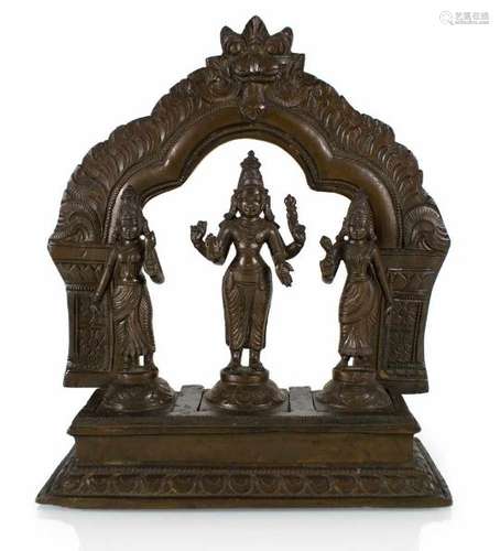 Triade aus Bronze mit Darstellungen von Vishnu, Shridevi und Bhudevi