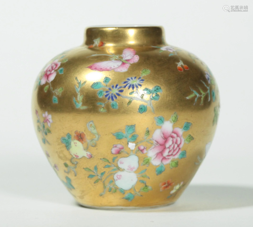 Chinese Famille Rose Porcelain Vase Gold Ground
