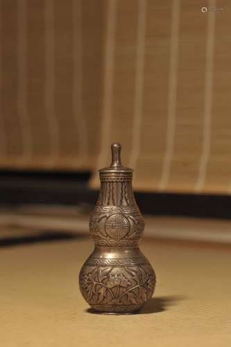 清中期银制葫芦形浮雕荷花纹瓶 