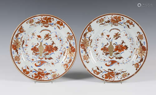 A pair of Chinese export porcelain circular dishes, Qianlong period, each painted in iron red,