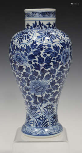 A Chinese blue and white export porcelain vase, Kangxi period, the baluster body painted with