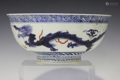 A Japanese Imari porcelain circular bowl, 18th century, painted in predominantly underglaze blue