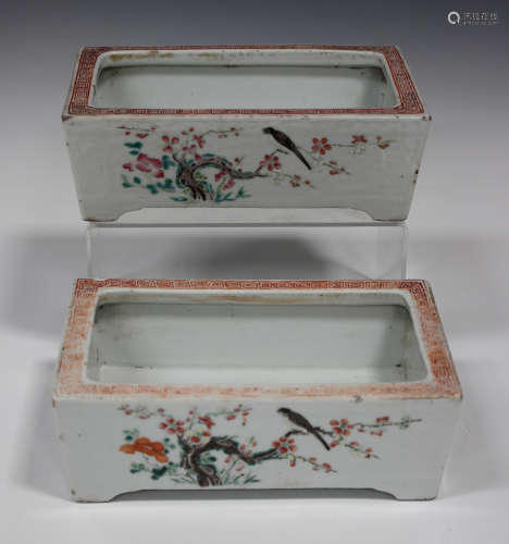 A pair of Chinese famille rose porcelain rectangular planters, late Qing dynasty, each painted