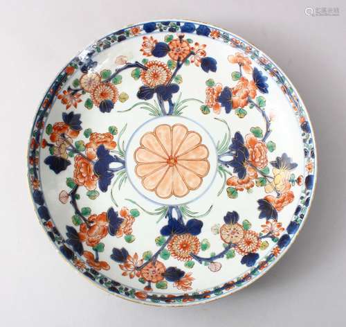 A GOOD CHINESE KANGXI IMARI PORCELAIN FAMILLE VERTE DISH, decorated with imari palate, with native