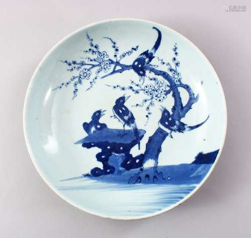 A GOOD 18TH CENTURY CHINESE BLUE & WHITE PORCELAIN DISH, the central part decorated with scenes of