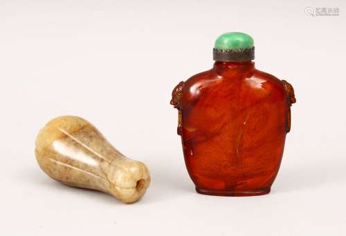 A GOOD 19TH CENTURY CHINESE CARVED AMBER SNUFF BOTTLE, with moulded lion dog handles, with a green