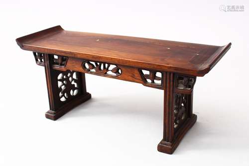 A GOOD EARLY 20TH CENTURY CHINESE HARDWOOD MINIATURE ALTER TABLE / STAND, with carved paron and